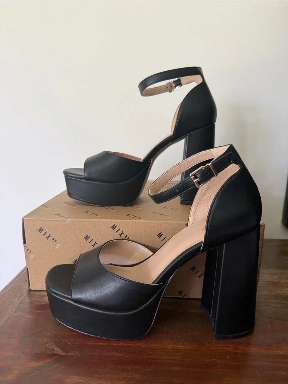 Mix No.6 Women's Vallie Platform Sandal in Black Size 9